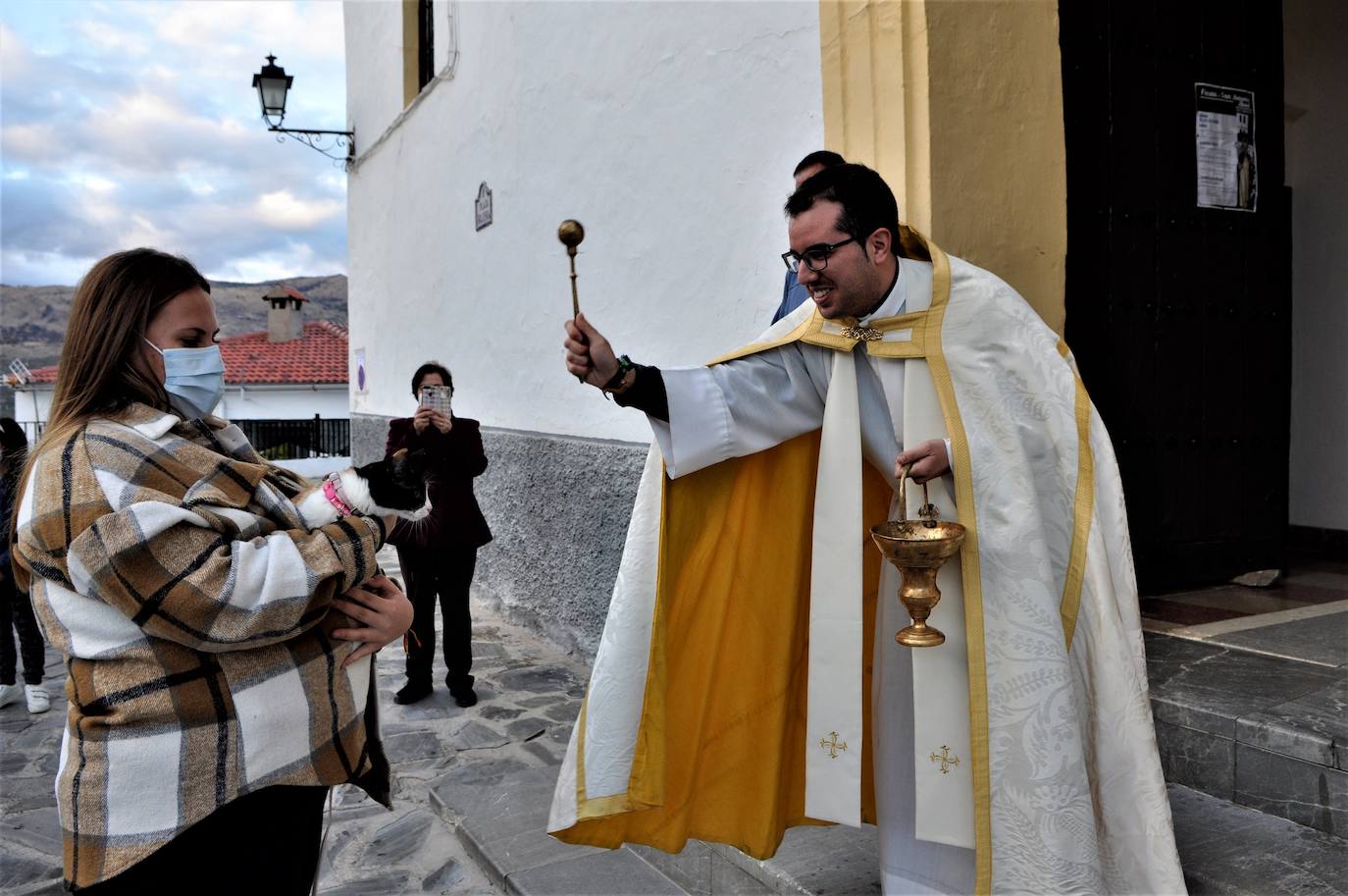 El Sacerdote De Torvizc N Bendice A Las Mascotas En Las Fiestas De San